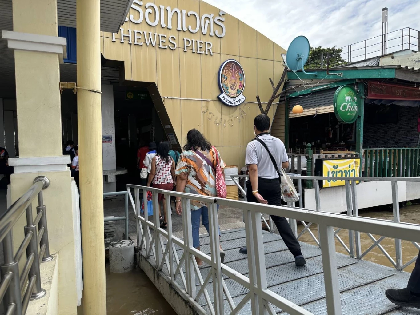 กองทัพเรือ จัดเรือ 3 ลำ ช่วยอำนวยความสะดวกประชาชน หลังเหตุ "ถนนทรุด"