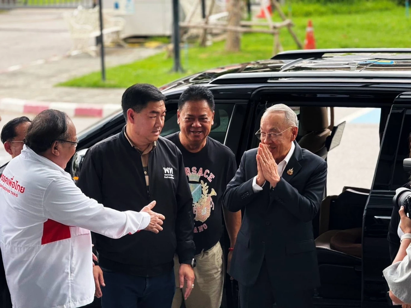 "ทักษิณ" เข้าเพื่อไทย เลี่ยงเจอสื่อเข้าหลังตึก แต่ยังหันมาโบกมือทักทาย