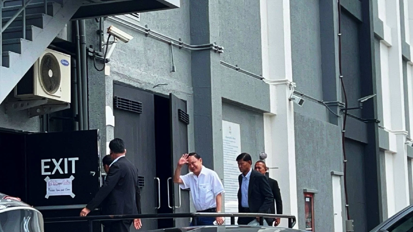 "ทักษิณ" เข้าเพื่อไทย เลี่ยงเจอสื่อเข้าหลังตึก แต่ยังหันมาโบกมือทักทาย