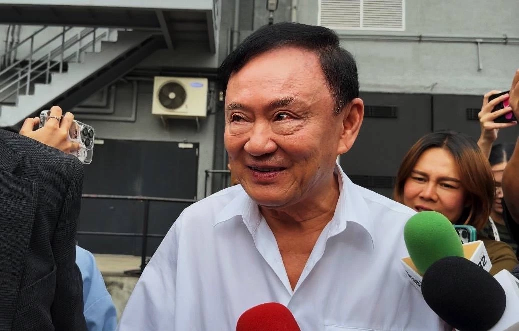 "ทักษิณ" โพสต์ อ้าง "สนามบินสิงคโปร์ปิด" หันหัวเครื่องไปหาหมอที่ "ดูไบ" ยันกลับไทยแน่