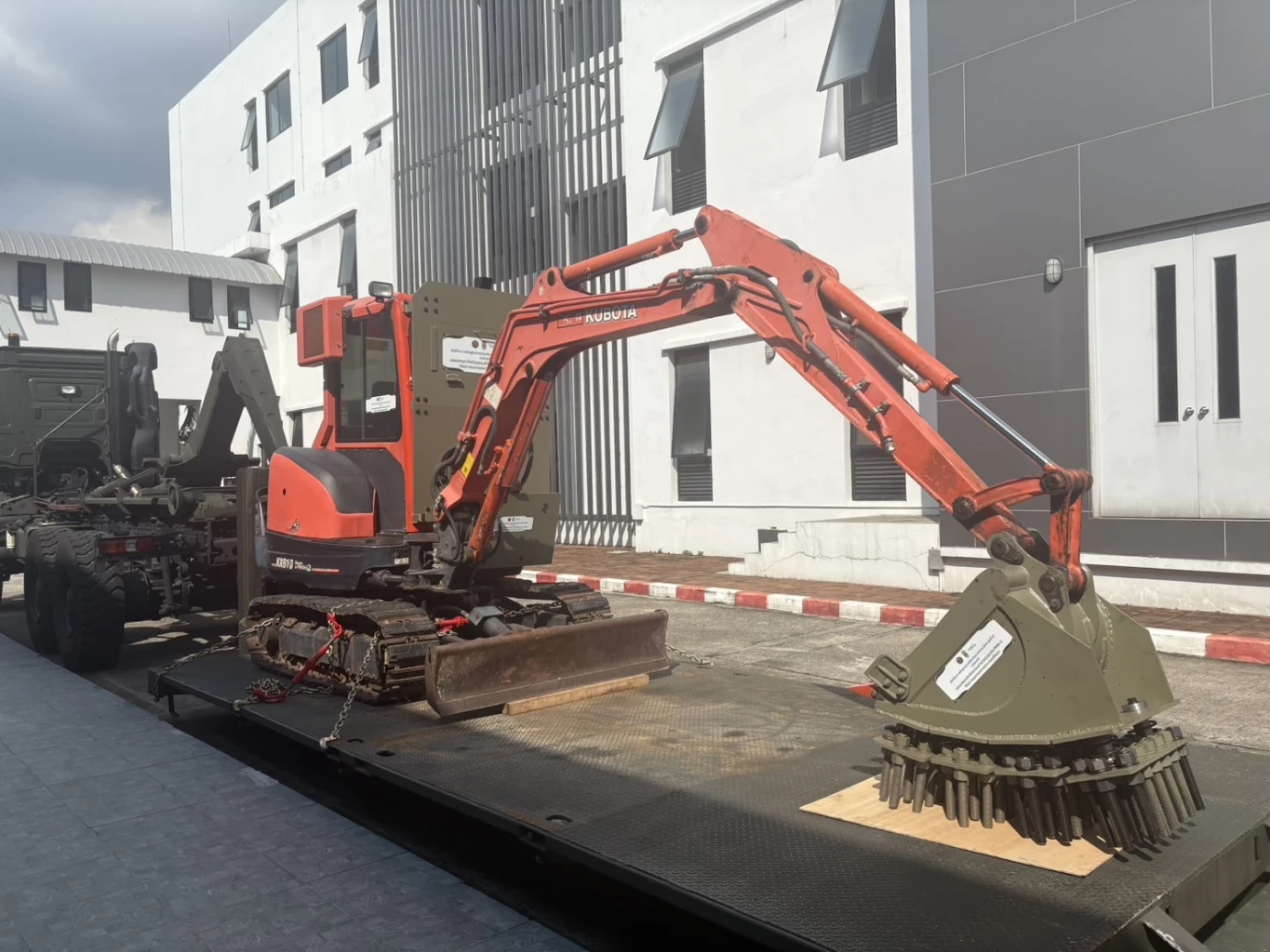 สุดยอด! นศ.วปอ.67 พัฒนารถตักหุ้มเกราะต้นแบบ "ทำลายทุ่นระเบิด" ส่งมอบ ทบ.(มีคลิป)