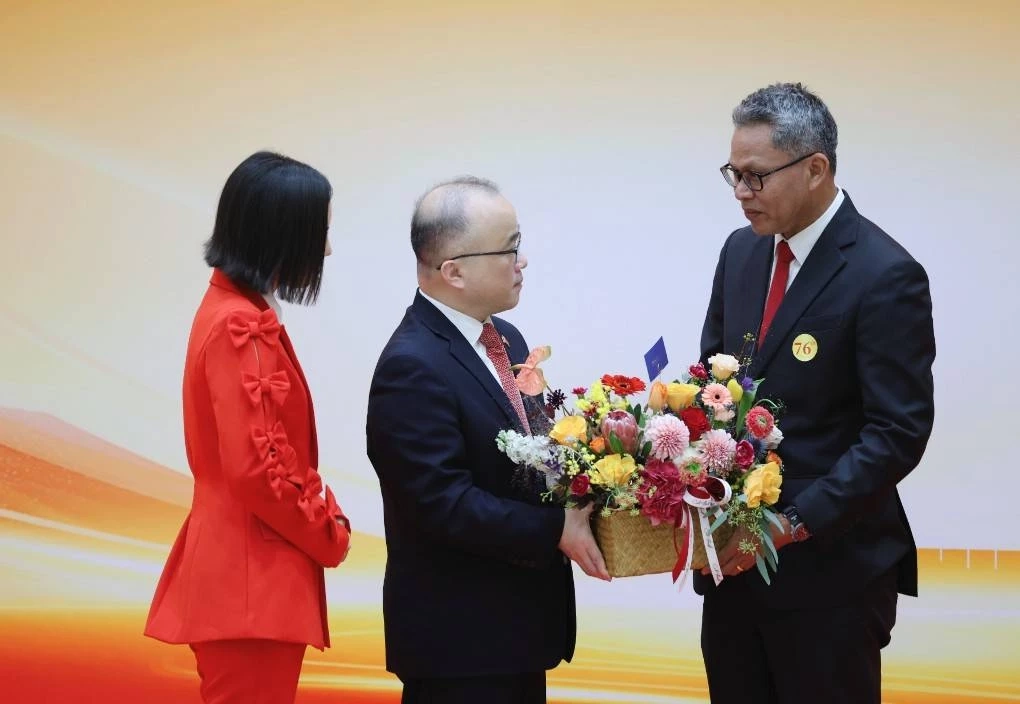 นายบากบั่น บุญเลิศ รองประธานกรรมการบริหาร เนชั่น กรุ๊ป มอบกระเช้าแสดงความยินดีแก่ นายอู๋ จื้ออู่ อัครราชทูตจีนประจำประเทศไทย 