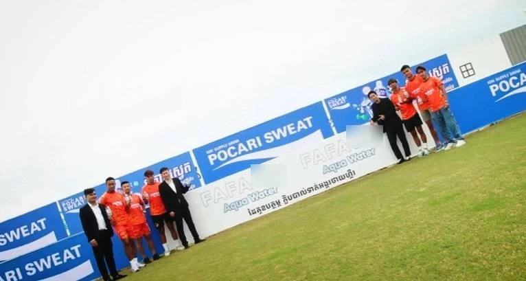 จนแต้มขนาดไหน! "รัฐบาลกัมพูชา" ยอม "เว็บพนัน" ผลิตน้ำดื่ม แปะโลโก้โปรโมทแฝง