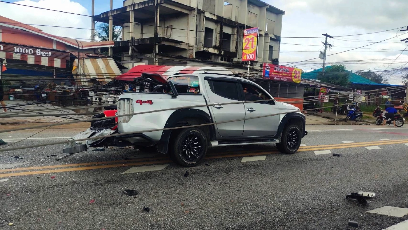 กระบะซิ่งชน "เสาไฟฟ้า" ล้ม 12 ต้น รถอีก 2 คันซวยโดนลูกหลงด้วย
