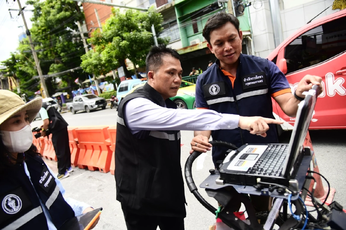 รองผู้ว่าฯ ยัน ถนนปูด-น้ำซึมหน้า บ.บุญรอดฯ ไม่เกี่ยวกับหลุมยุบหน้า รพ.วชิรฯ