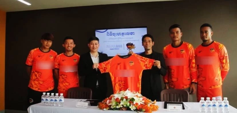 จนแต้มขนาดไหน! "รัฐบาลกัมพูชา" ยอม "เว็บพนัน" ผลิตน้ำดื่ม แปะโลโก้โปรโมทแฝง