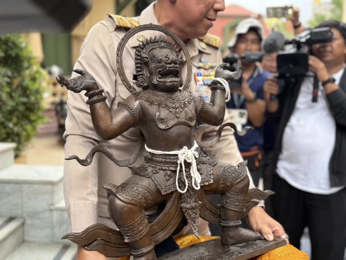 เปิดคลิป! "นายกฯหนู" สายมู อุ้มอัญเชิญ "องค์นรสิงห์จำลอง" สมัยลุงตู่สร้าง