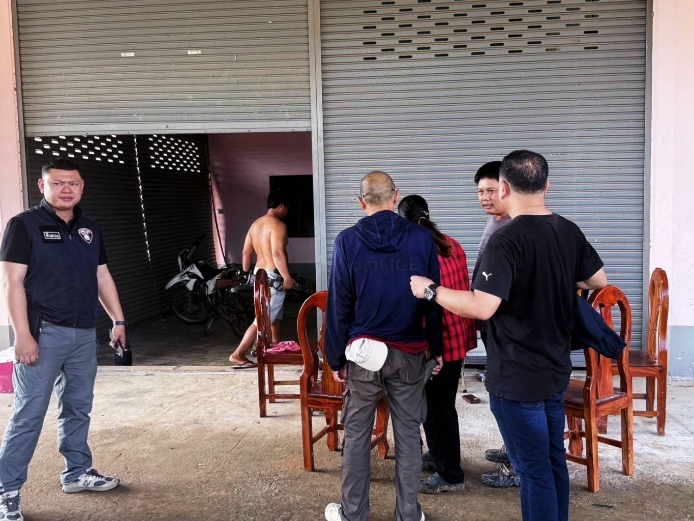 ค้นบ้าน "เจ๊ลัด อดีตเมีย กำนันลี" อดีตทหารกัมพูชายศพันโท ขาใหญ่ "บ้านหนองจาน" พบอาวุธเพียบ