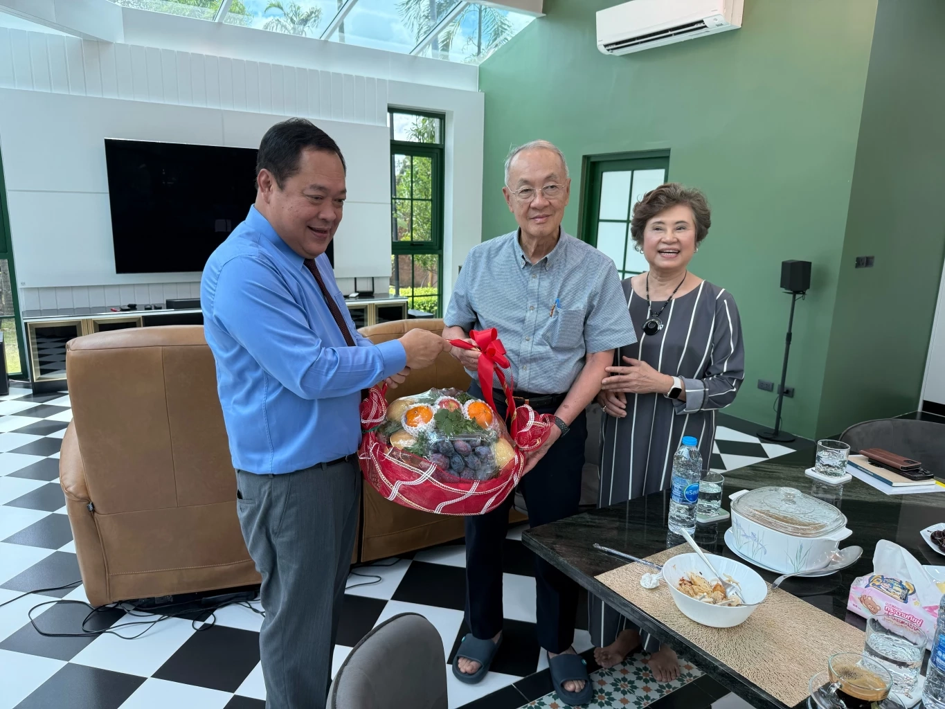 "พ.ต.อ.ทวี" รุดพบ “ชัยเกษม” โชว์ “พรรคส้ม” พร้อมนั่งนายกฯ