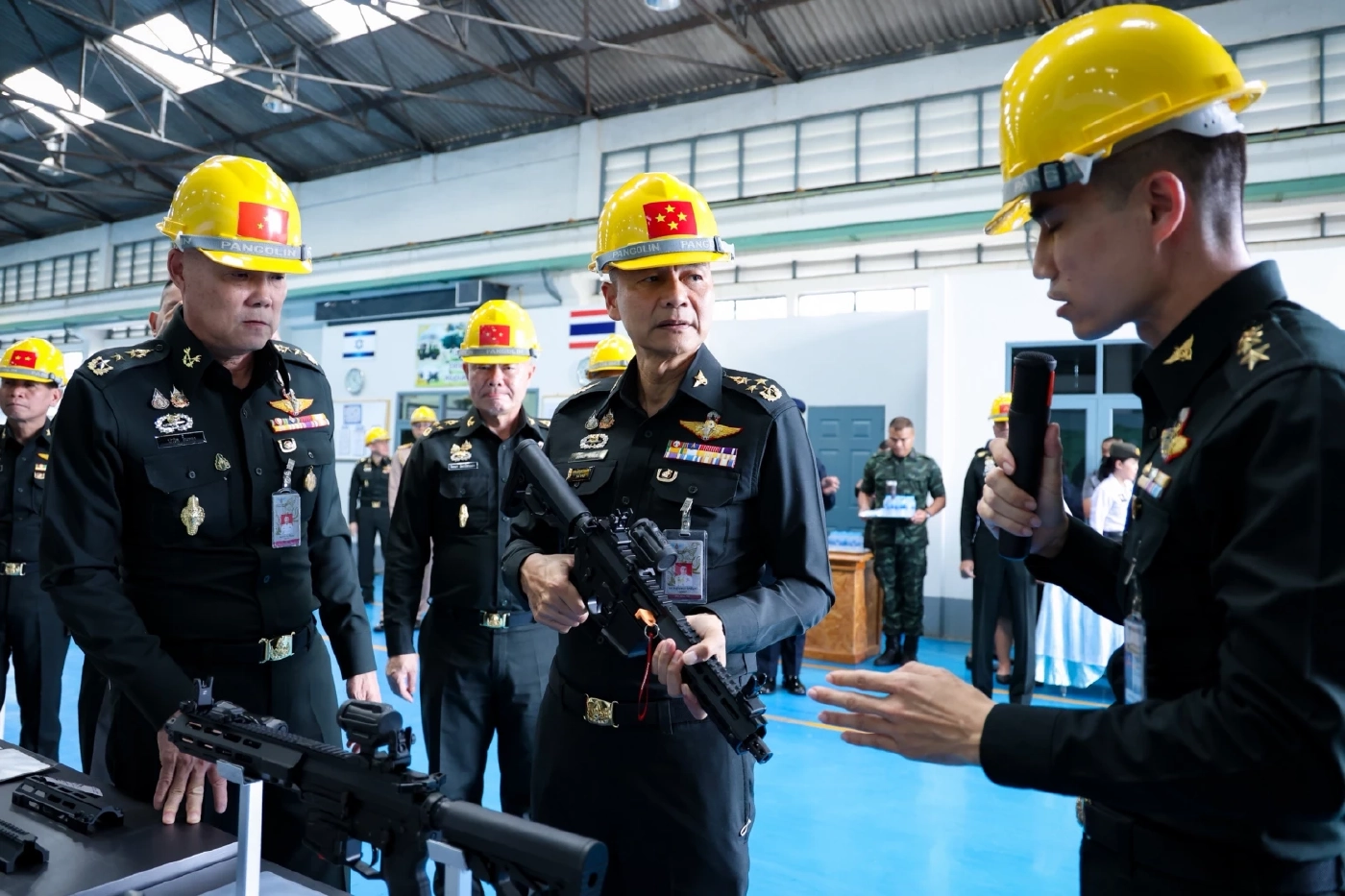 ปลัด กห. ดูการซ่อมปืนใหญ่ ATMG ที่ใช้สนับสนุนภารกิจชายแดน ทภ.2