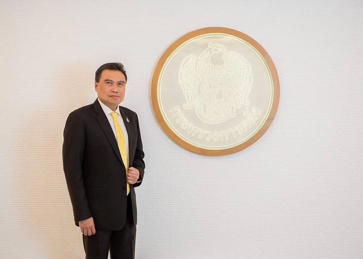 พรชัย ฐีระเวช ผู้อำนวยการสำนักงานเศรษฐกิจการคลัง