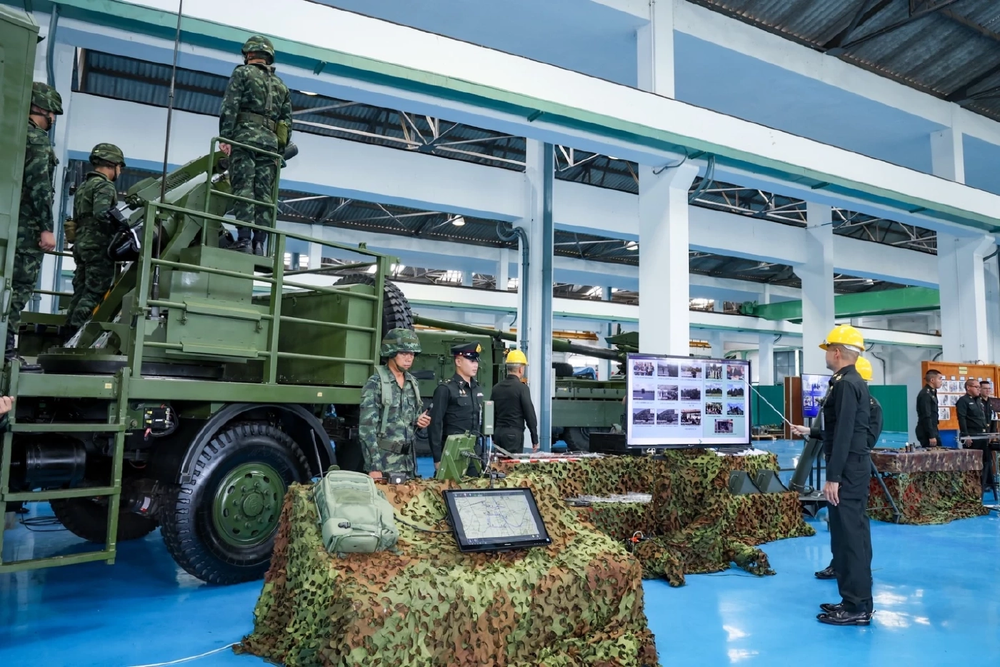 ปลัด กห. ดูการซ่อมปืนใหญ่ ATMG ที่ใช้สนับสนุนภารกิจชายแดน ทภ.2