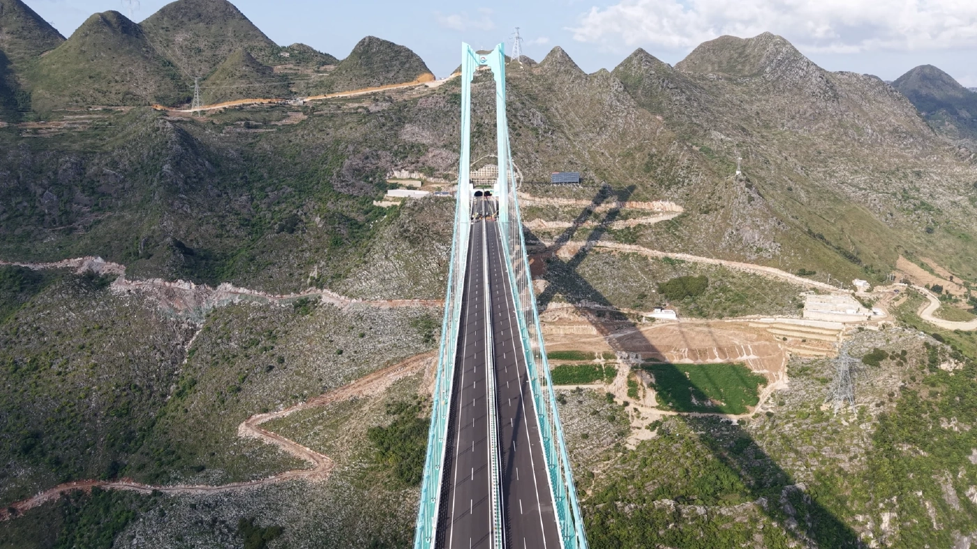 "จีน" เปิดแลนด์มาร์คใหม่ในกุ้ยโจว “สะพานหุบเขาฮัวเจียง”