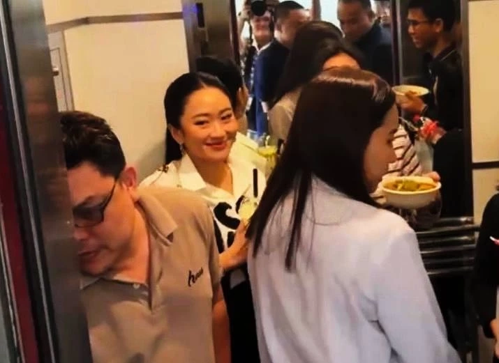 "แพทองธาร" เข้าพรรคเพื่อไทย ยิ้มให้สื่อ ก่อนประชุม สส. ช่วงบ่าย (มีคลิป)