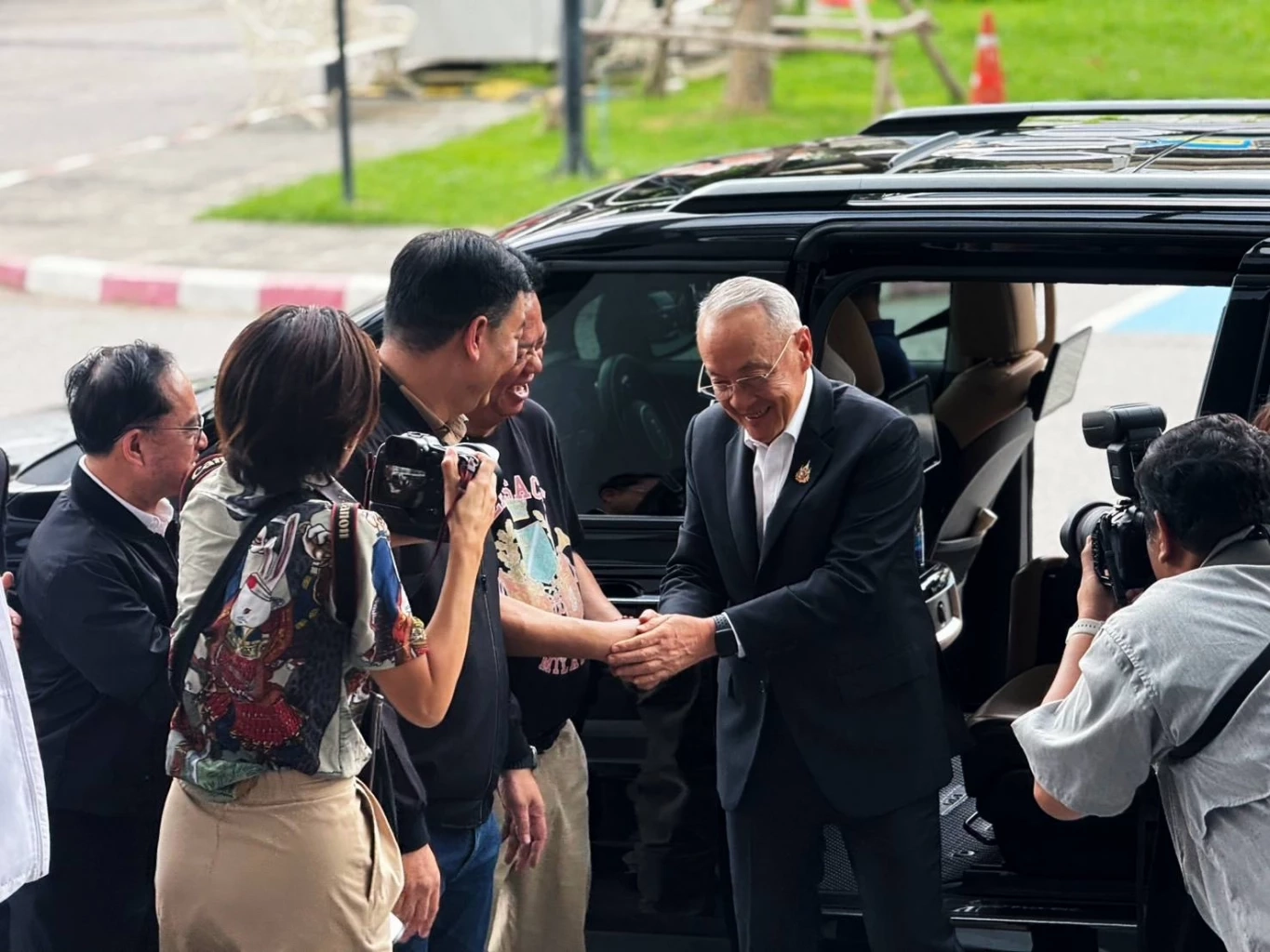 "ทักษิณ" เข้าเพื่อไทย เลี่ยงเจอสื่อเข้าหลังตึก แต่ยังหันมาโบกมือทักทาย