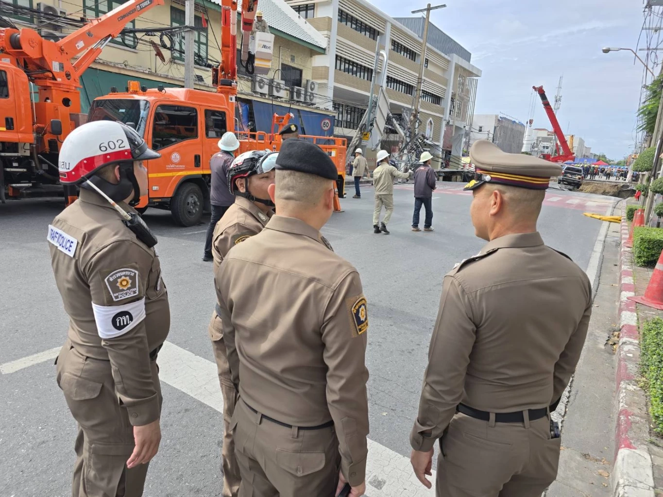 ผบ.ตร.สั่งดูแล ถนนทรุดหน้า "วชิรพยาบาล" แนะเส้นทางเลี่ยง
