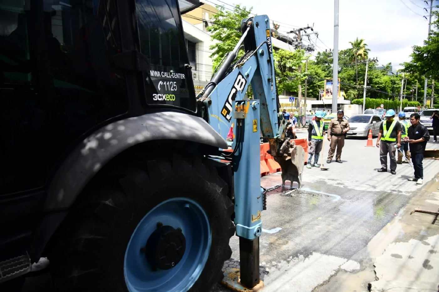 รองผู้ว่าฯ ยัน ถนนปูด-น้ำซึมหน้า บ.บุญรอดฯ ไม่เกี่ยวกับหลุมยุบหน้า รพ.วชิรฯ