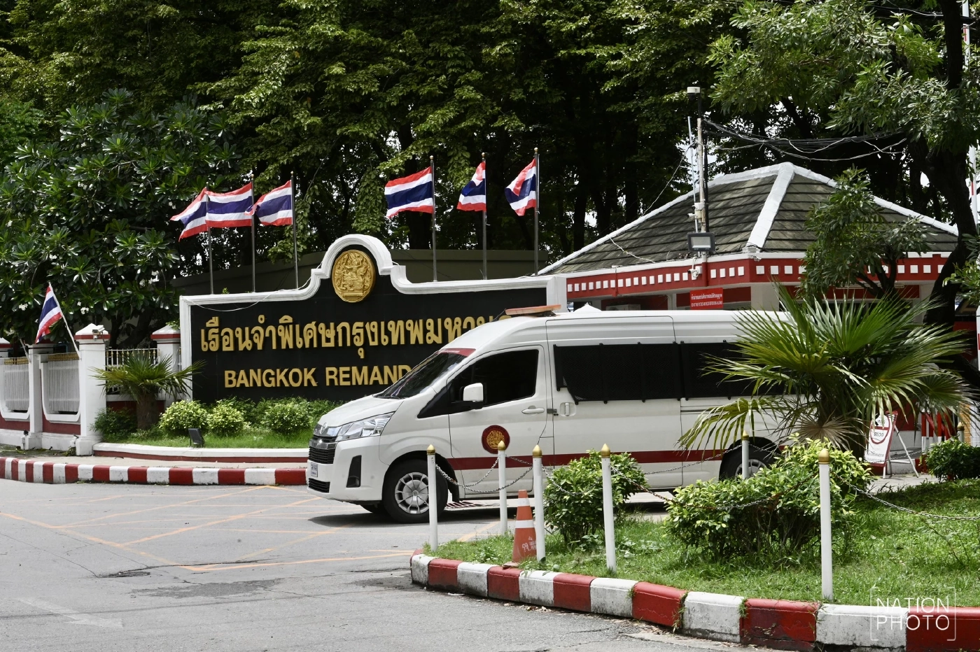 ด่วน! คุม “ทักษิณ” เข้าเรือนจำคลองเปรม เจ้าตัวยกนิ้วโป้งให้สื่อ