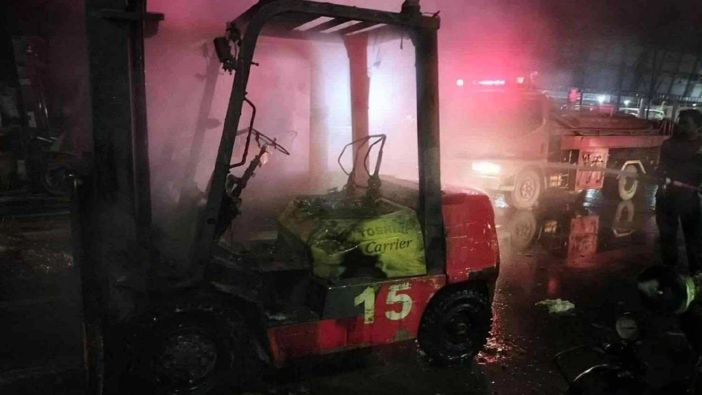 คนร้ายใช้ จยย.บอมบ์ บึ้มป้อม ตร.ปัตตานี เผาโรงงานไม้ยางรือเสาะ