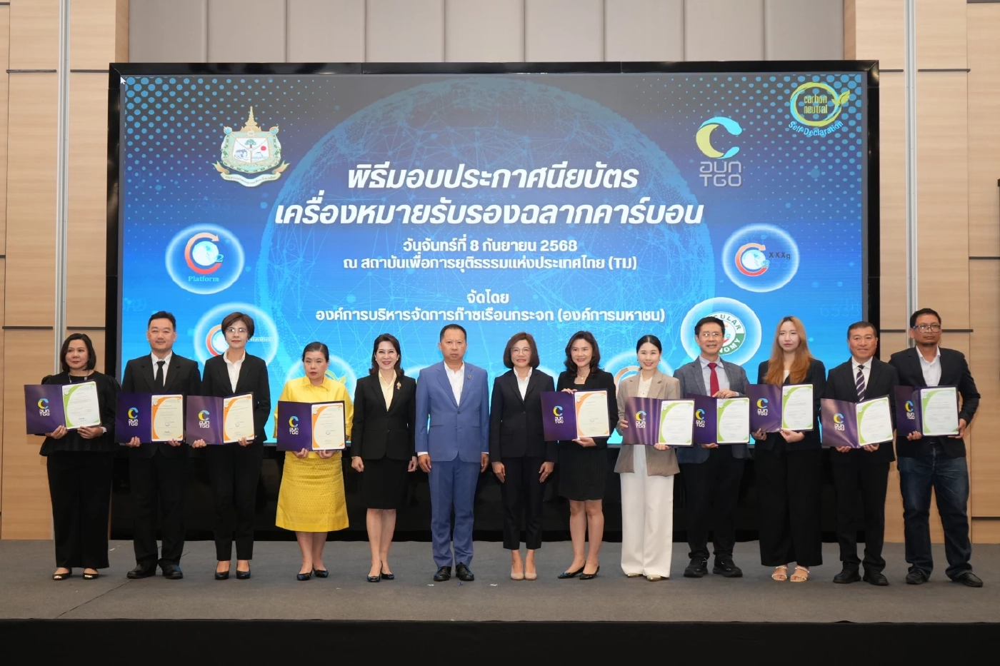 4 โรงไฟฟ้าในกลุ่ม GULF รับเครื่องหมาย CFP: นางสาวณัชชารีย์ พงษ์รัตน์ธนาเดช (ที่ 8 จากซ้าย) ผู้อำนวยการด้านการบริหารฝ่ายบริหารสินทรัพย์ บริษัท กัลฟ์ ดีเวลลอปเมนท์ จำกัด (มหาชน) หรือ “GULF” เป็นตัวแทน 4 โรงไฟฟ้า รับมอบประกาศนียบัตรเครื่องหมายคาร์บอนฟุตพริ้นท์ของผลิตภัณฑ์ (Carbon Footprint of Product – CFP) จาก นายณกรณ์ ตรรกวิรพัท (ที่ 6 จากซ้าย) ผู้อำนวยการองค์การบริหารจัดการก๊าซเรือนกระจก (องค์การมหาชน) (อบก.) ในพิธีมอบประกาศนียบัตรเครื่องหมายรับรองฉลากคาร์บอน ณ สถาบันเพื่อการยุติธรรมแห่งประเทศไทย (องค์กรมหาชน) หรือ TIJ