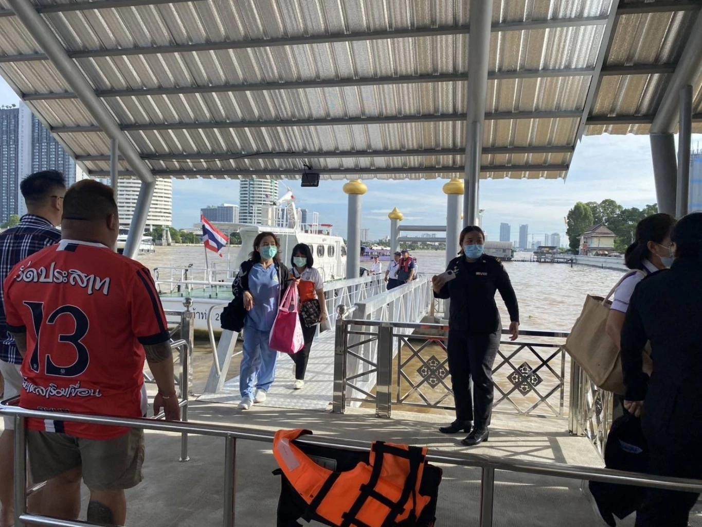 กองทัพเรือ จัดเรือ 3 ลำ ช่วยอำนวยความสะดวกประชาชน หลังเหตุ "ถนนทรุด"