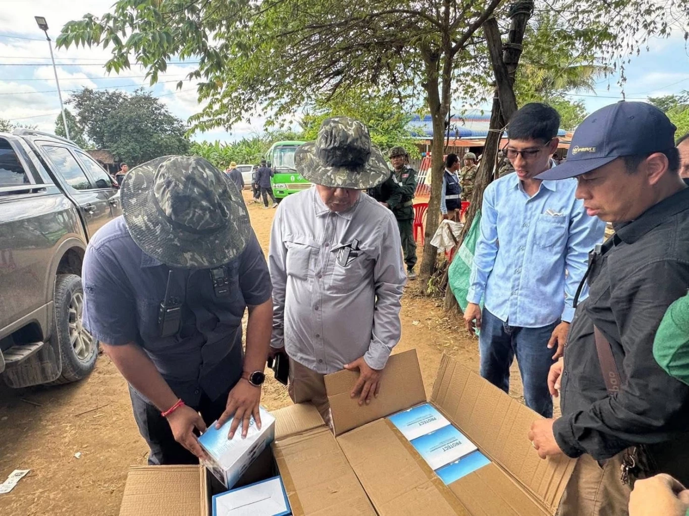 แฉภาพ ฝ่าย "กัมพูชา" เตรียมหน้ากากกันแก๊สน้ำตา แจกจ่ายมวลชน