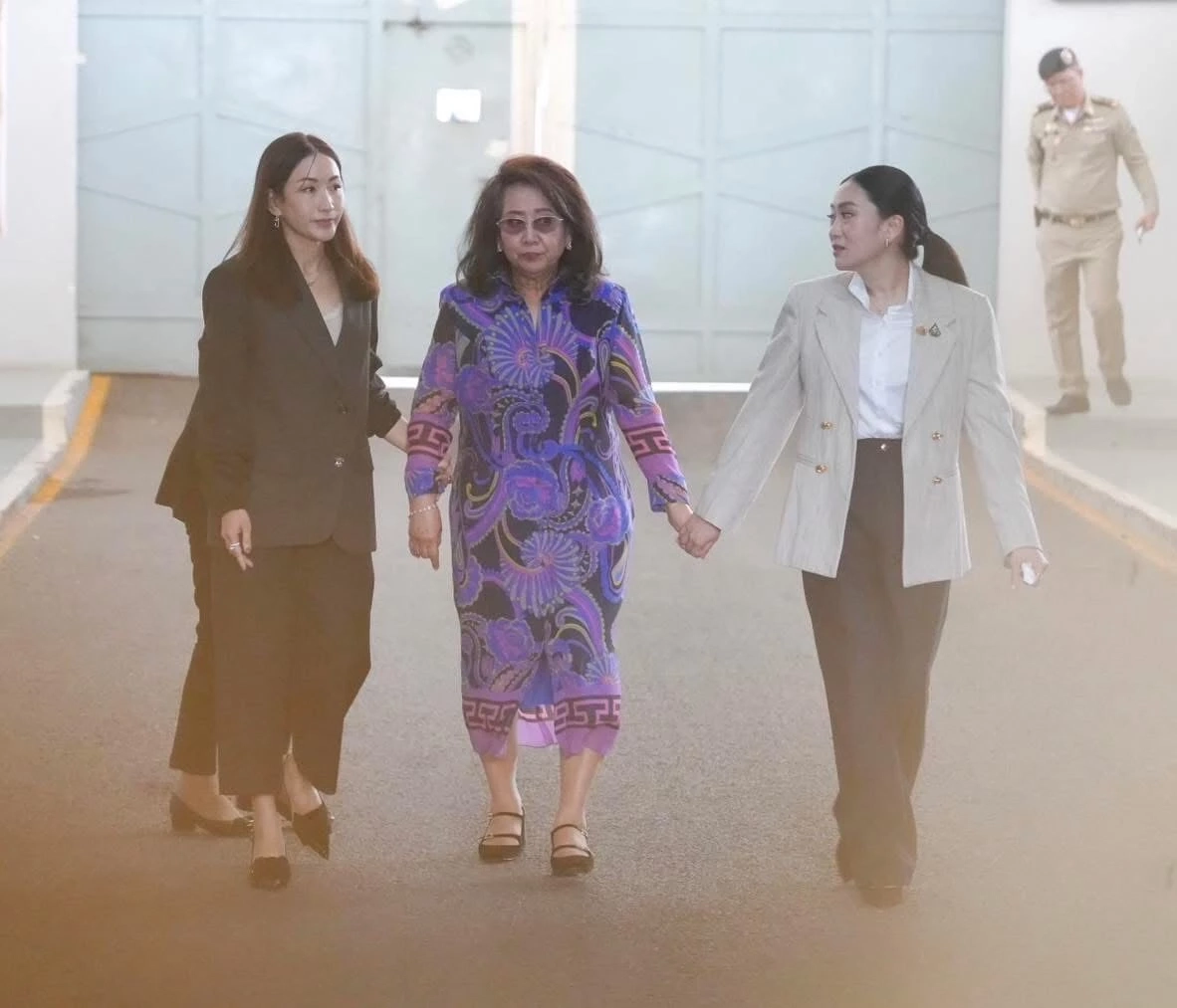 คุณหญิงพจมาน ในวันไปเยี่ยมสามี