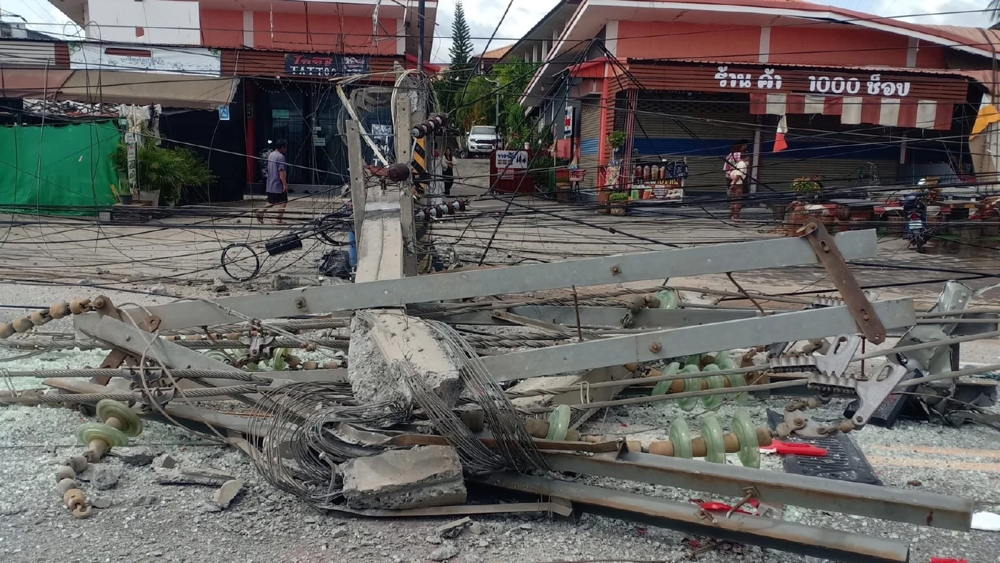 กระบะซิ่งชน "เสาไฟฟ้า" ล้ม 12 ต้น รถอีก 2 คันซวยโดนลูกหลงด้วย