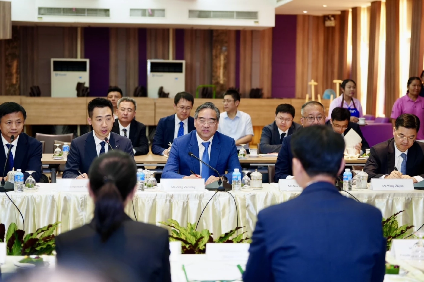 “ลุงป้อม” โผล่พัทยา ใครว่าวางมือ จัดประชุมลุยเลือกตั้ง