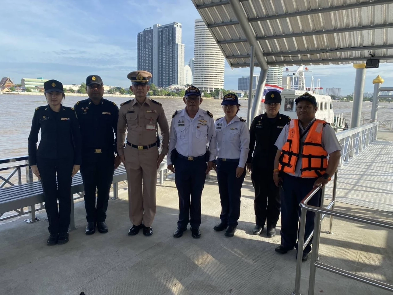 กองทัพเรือ จัดเรือ 3 ลำ ช่วยอำนวยความสะดวกประชาชน หลังเหตุ "ถนนทรุด"