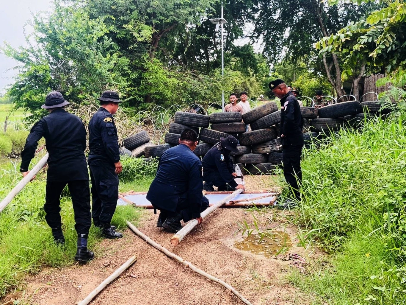 "ผู้ว่าฯ สระแก้ว" สั่งติดป้ายให้ "ชาวกัมพูชา" รื้อถอน-ย้ายออก จาก "บ้านหนองจาน" (มีคลิป)