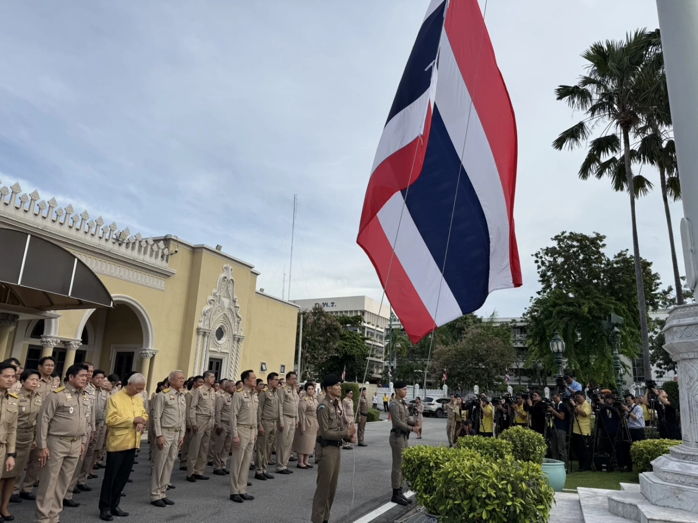 \"นายกฯอนุทิน\" ชี้พร้อมแถลงนโยบายรัฐบาลวันนี้ นำ \"รมต.-ข้าราชการทำเนียบรัฐบาล\" ร้องเพลงชาติ