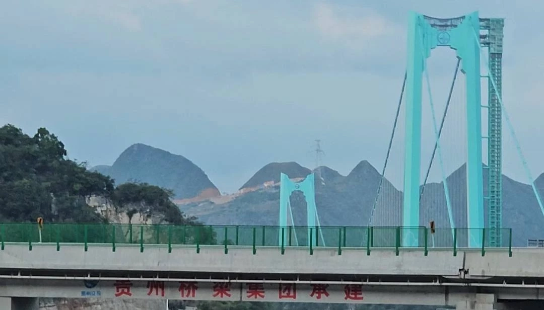 "จีน" เปิดแลนด์มาร์คใหม่ในกุ้ยโจว “สะพานหุบเขาฮัวเจียง”