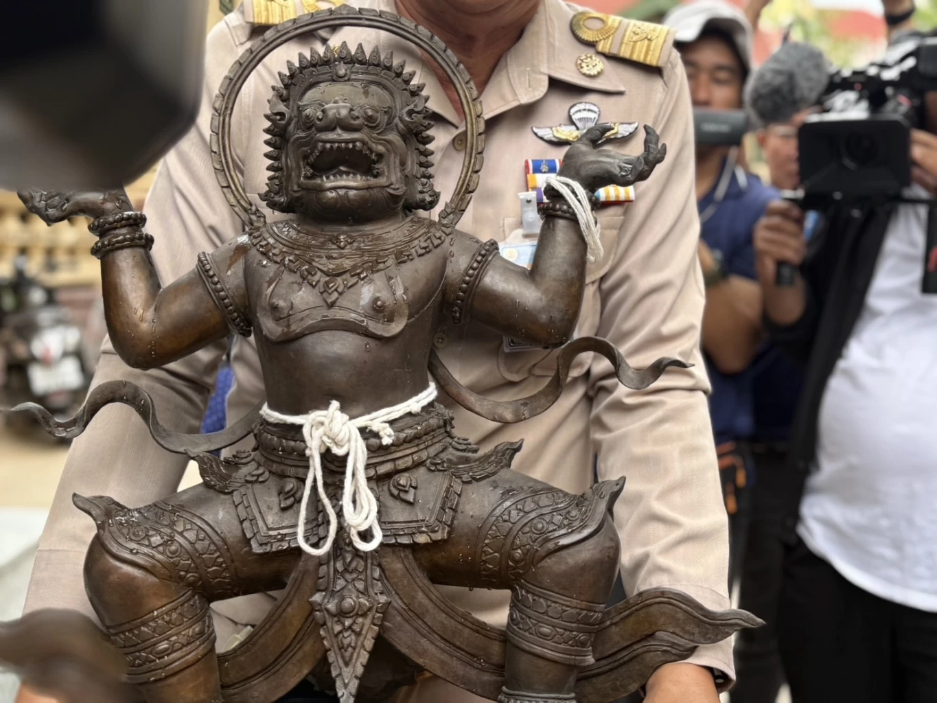 เปิดคลิป! "นายกฯหนู" สายมู อุ้มอัญเชิญ "องค์นรสิงห์จำลอง" สมัยลุงตู่สร้าง