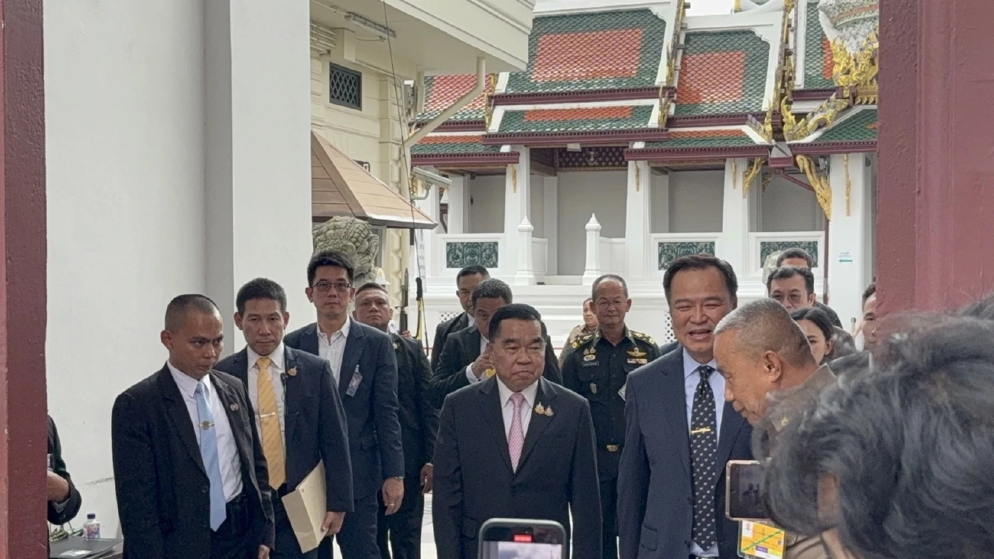 "นายกฯหนู" ไหว้ "ศาลหลักเมือง-วัดพระแก้ว" ก่อนนำรายชื่อ ครม. ขึ้นทูลเกล้าฯ เย็นนี้