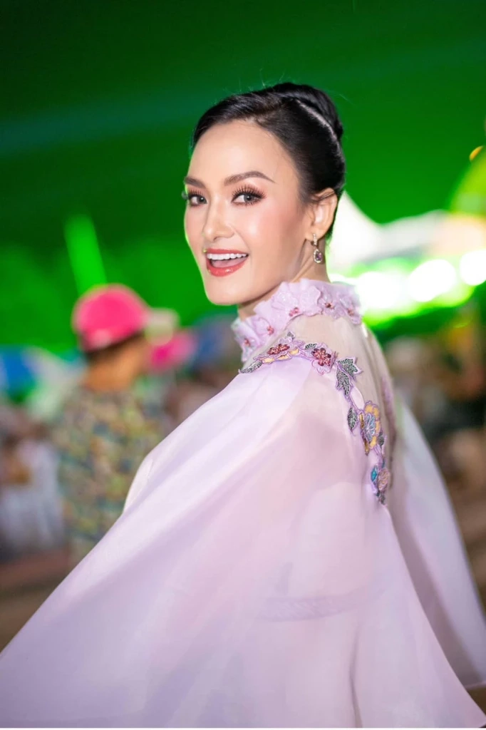 ก้อย  ศศิธร กิตติธรกุล 