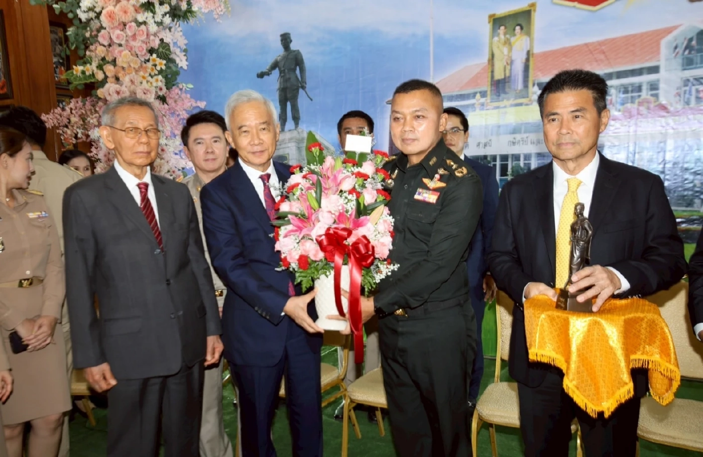 "สุวัจน์" ร่วมเป็นเกียรติงานวันสถาปนากองทัพภาคที่ 2 ครบรอบ 77 ปี