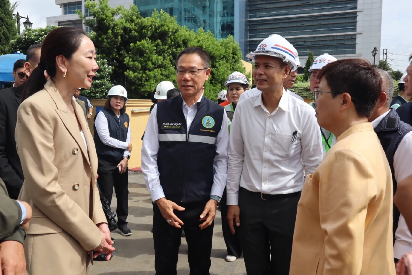 รมช.คมนาคม-ผอ.รฟม. ลงพื้นที่ถนนทรุด สั่งเบรกก่อสร้างรถไฟฟ้าสายสีม่วง