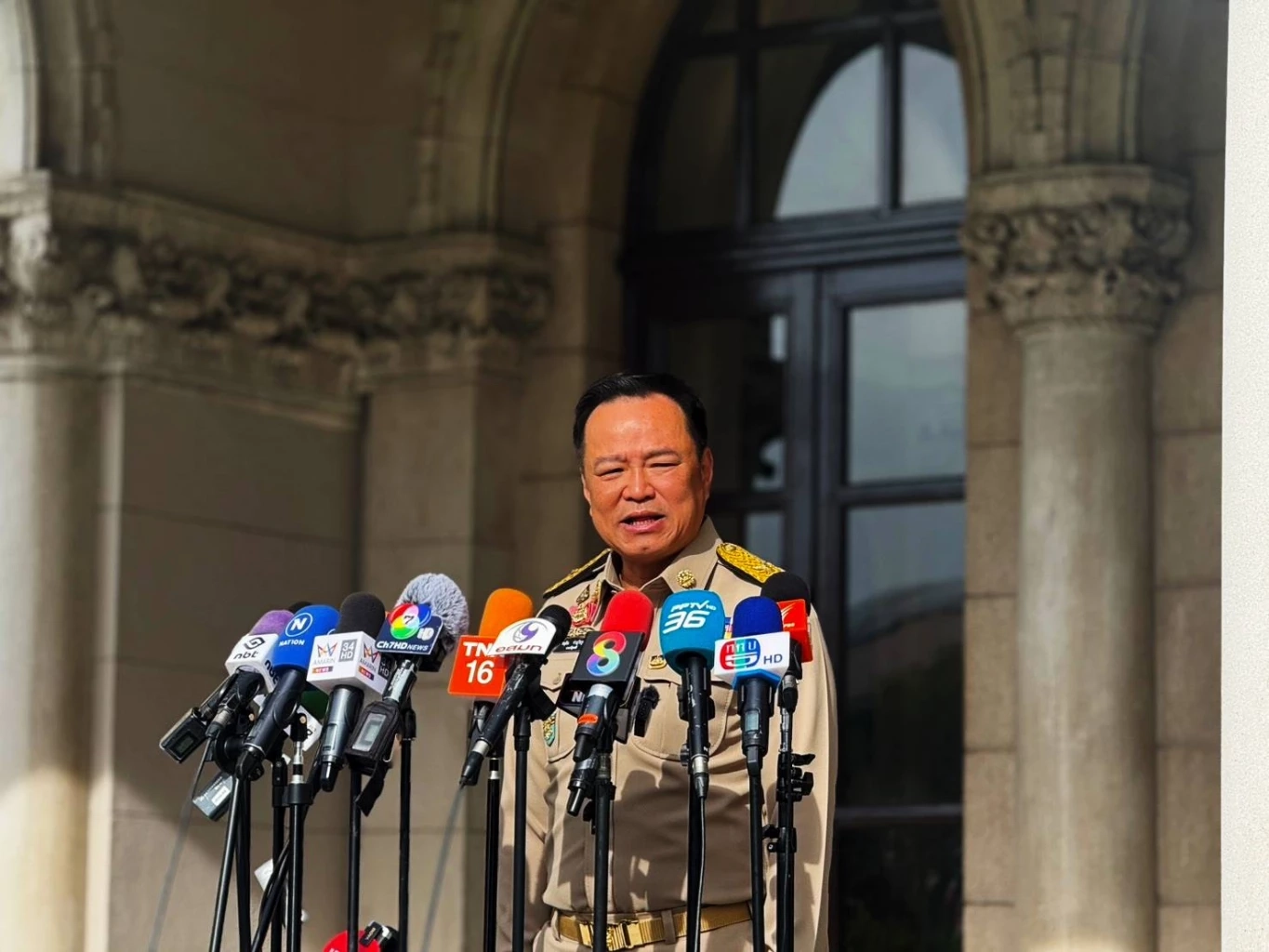 \"นายกฯอนุทิน\" ชี้พร้อมแถลงนโยบายรัฐบาลวันนี้ นำ \"รมต.-ข้าราชการทำเนียบรัฐบาล\" ร้องเพลงชาติ