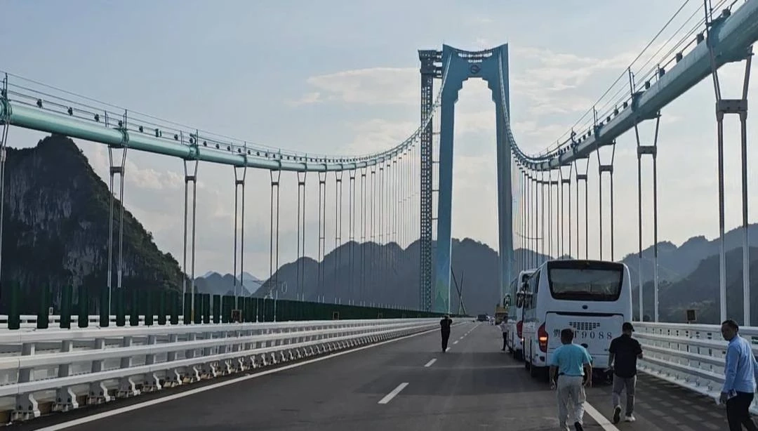 "จีน" เปิดแลนด์มาร์คใหม่ในกุ้ยโจว “สะพานหุบเขาฮัวเจียง”