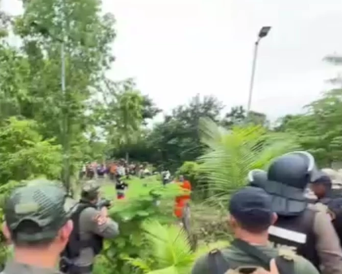 อส.แฉ ม็อบกัมพูชาปาแก๊สน้ำตากลับใส่ จนท.ไทย ระดม 3 กองร้อยรับมือ