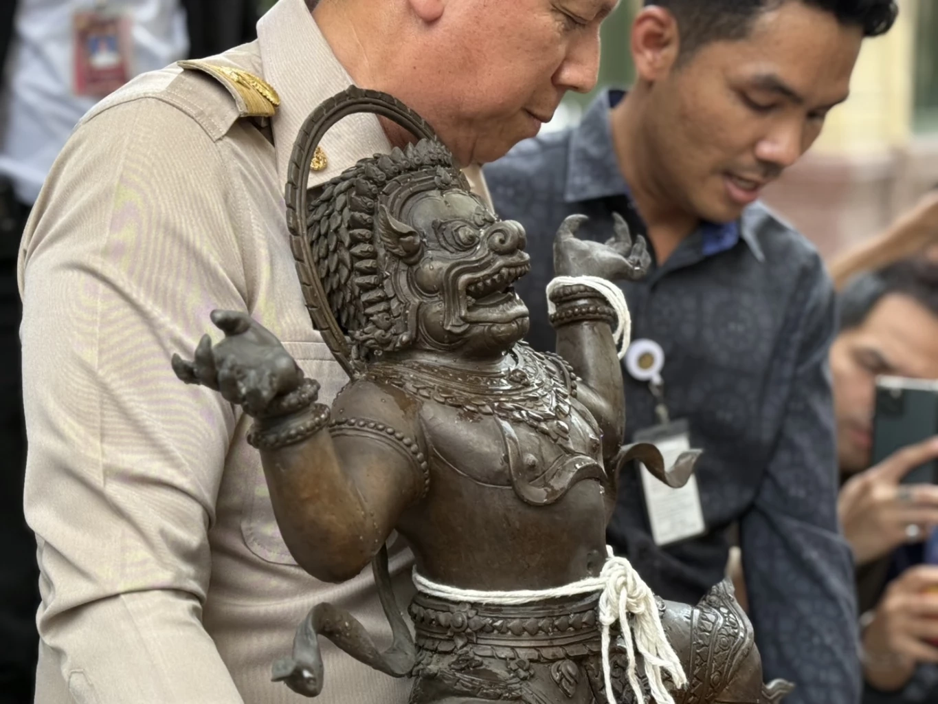 เปิดคลิป! "นายกฯหนู" สายมู อุ้มอัญเชิญ "องค์นรสิงห์จำลอง" สมัยลุงตู่สร้าง
