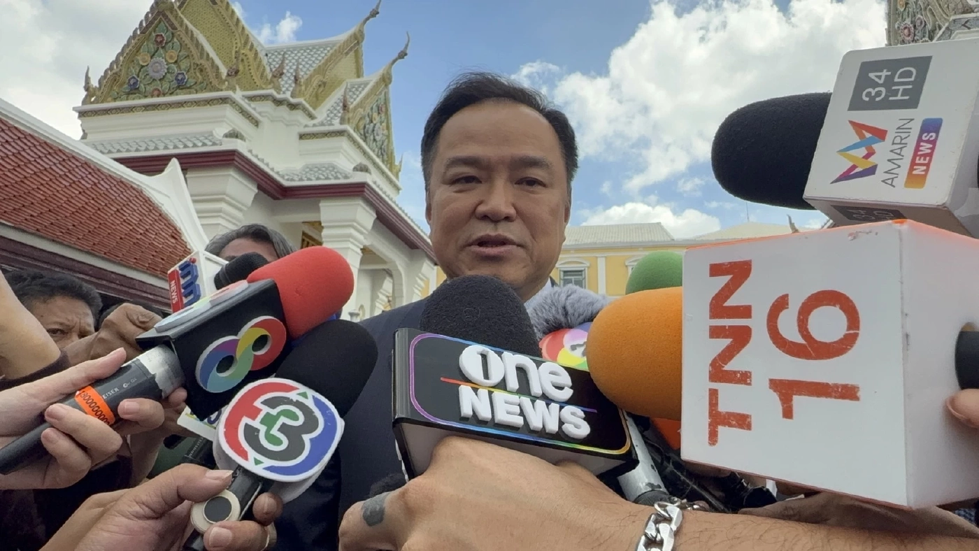 "นายกฯหนู" ไหว้ "ศาลหลักเมือง-วัดพระแก้ว" ก่อนนำรายชื่อ ครม. ขึ้นทูลเกล้าฯ เย็นนี้