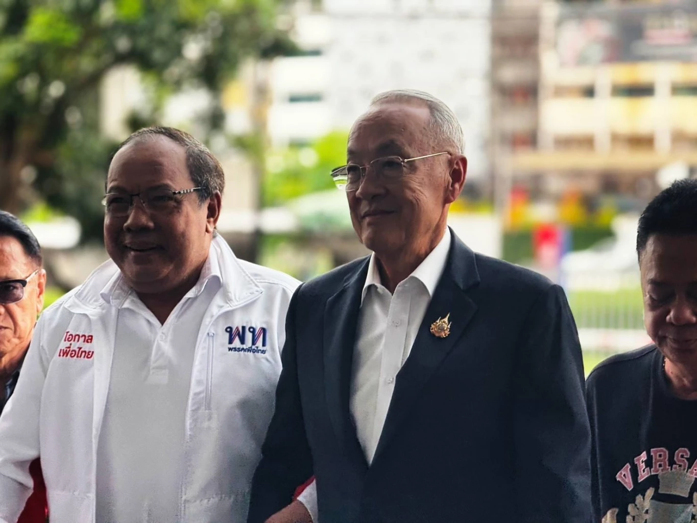 "ทักษิณ" เข้าเพื่อไทย เลี่ยงเจอสื่อเข้าหลังตึก แต่ยังหันมาโบกมือทักทาย