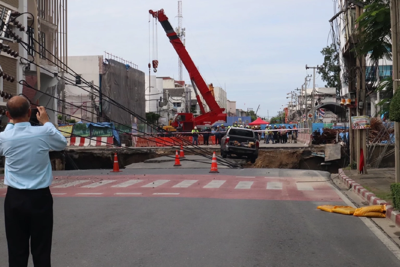 รมช.คมนาคม-ผอ.รฟม. ลงพื้นที่ถนนทรุด สั่งเบรกก่อสร้างรถไฟฟ้าสายสีม่วง