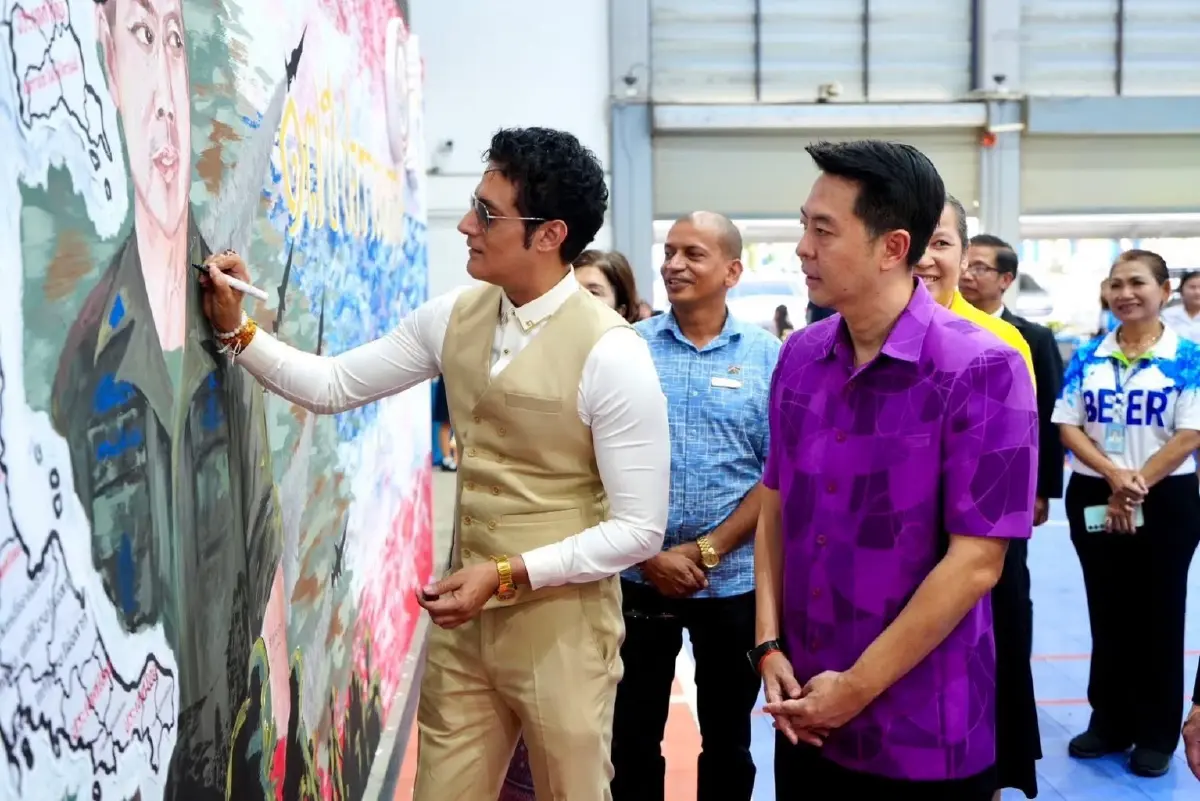 "กากัน มาลิก" เขียน "I love Thailand" บนรูปวาด "แม่ทัพภาคที่ 2"
