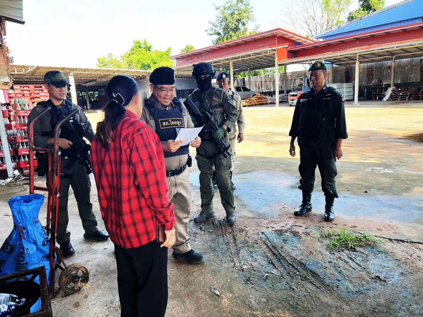 ค้นบ้าน "เจ๊ลัด อดีตเมีย กำนันลี" อดีตทหารกัมพูชายศพันโท ขาใหญ่ "บ้านหนองจาน" พบอาวุธเพียบ