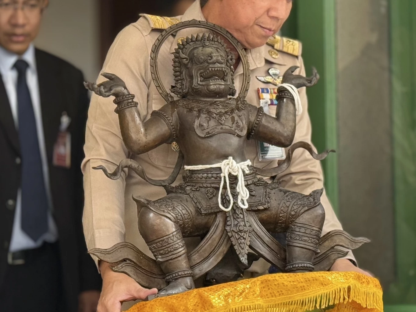 เปิดคลิป! "นายกฯหนู" สายมู อุ้มอัญเชิญ "องค์นรสิงห์จำลอง" สมัยลุงตู่สร้าง