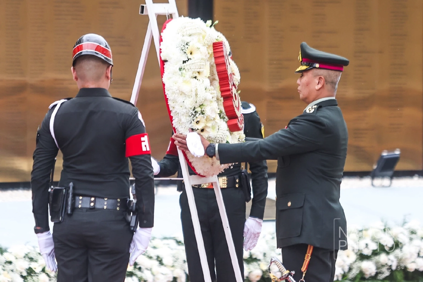 ผบ.ทบ.ประธาน พิธีจารึกนาม 16 ทหารกล้า ญาติหลั่งน้ำตาอาลัย