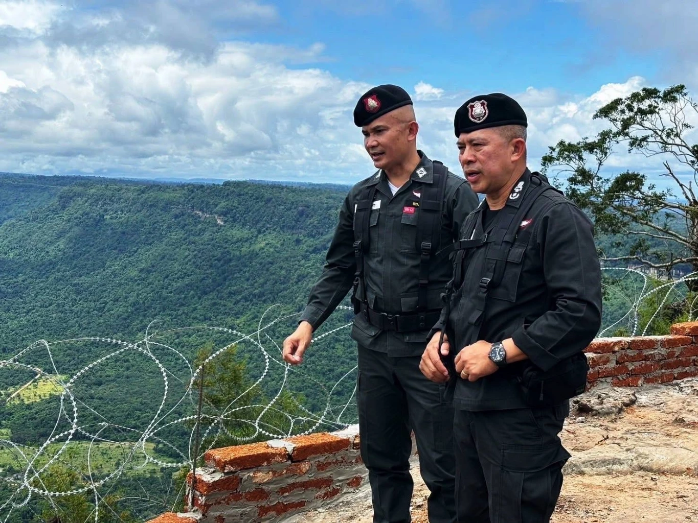 "พล.อ.ทรงวิทย์" ตรวจเยี่ยม ตชด. พื้นที่ "ปราสาทตาควาย-ภูมะเขือ" ชื่นชมกำลังพลปฏิบัติหน้าที่